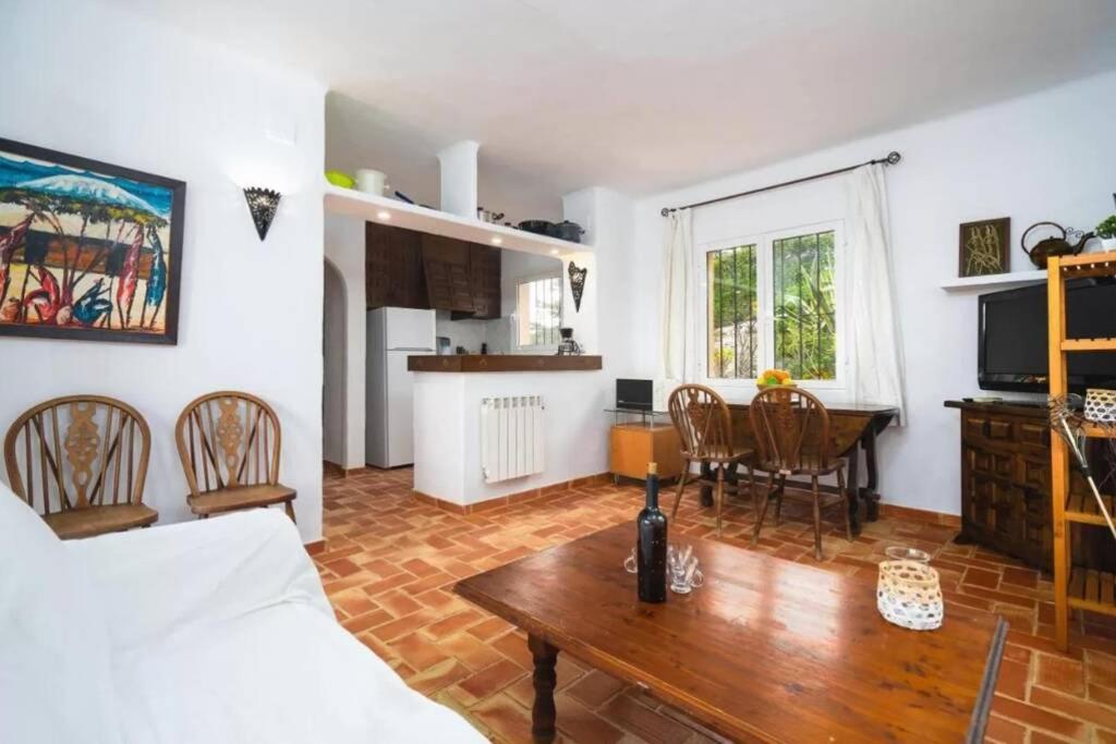 4 Persoons Bungalow Met Gemeenschappelijk Zwembad 테울라다 외부 사진